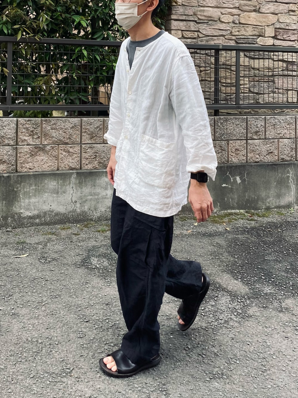 「CONFECT、COMOLI、春服、リラックススタイル、シャツスタイル、シンプルコーデ、カーゴパンツ、サンダル」｜「confectのアイテム（シャツ/ブラウス、ホワイト系）」を使った、kazuさん（メンズ・170cm）の春コーディネートの3枚目の写真