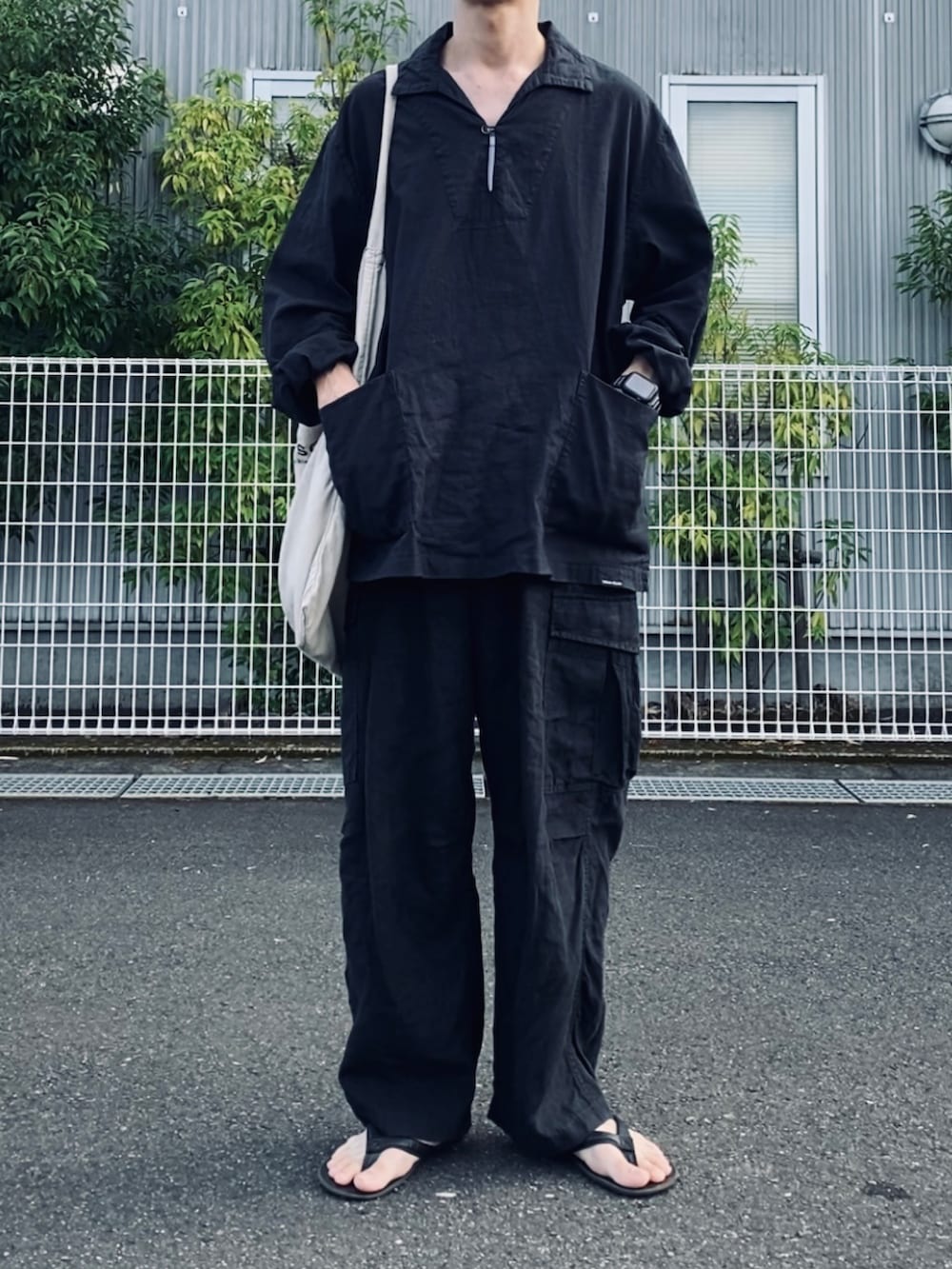「CONFECT、arts&science、夏コーデ、モノトーン、ビックシルエット、シンプルスタイル、ブラック、ブラックコーデ」｜「confectのアイテム（シャツ/ブラウス、ブラック系）」を使った、kazuさん（メンズ・170cm）の夏コーディネートの2枚目の写真