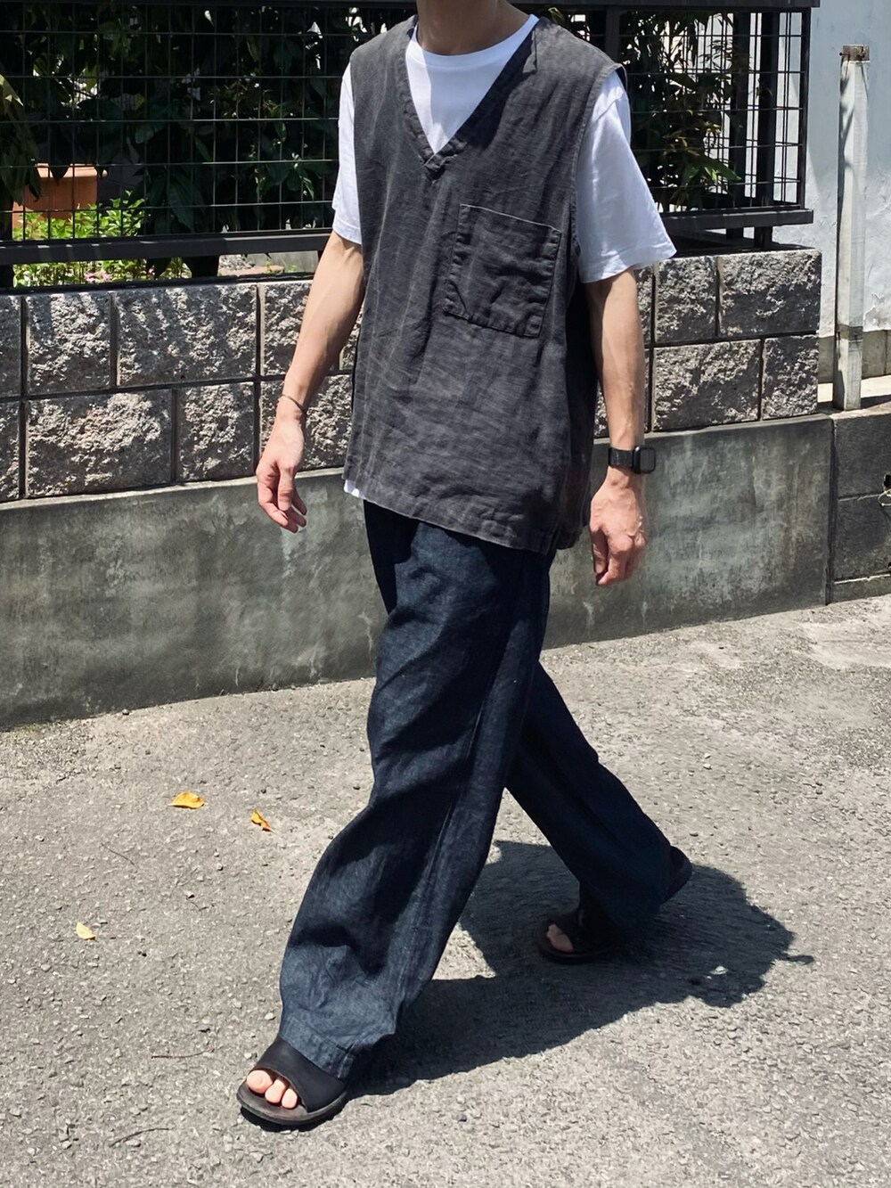 「シンプルスタイル、ワイドパンツ、夏コーデ、Tシャツ、ベスト、サンダル、CONFECT」｜「confectのアイテム（パンツ、ブルー系）」を使った、kazuさん（メンズ・170cm）の春コーディネートの3枚目の写真