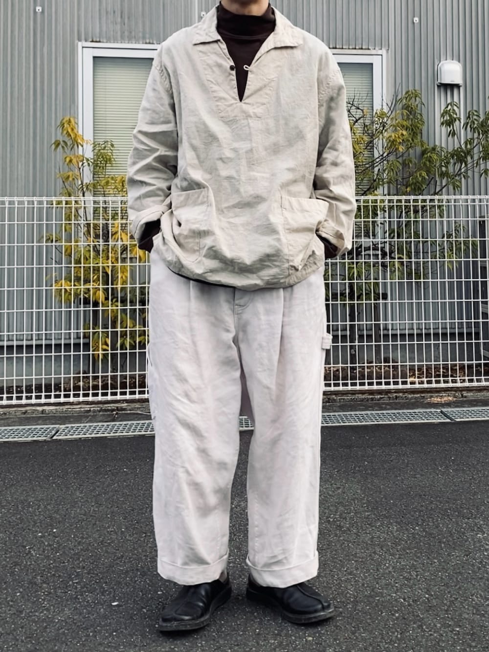 「冬のコーデ、シンプルスタイル、シンプル、モックネック、CONFECT、クラークス」｜「confectのアイテム（トップス、ベージュ系）」を使った、kazuさん（メンズ・170cm）の冬コーディネートの3枚目の写真
