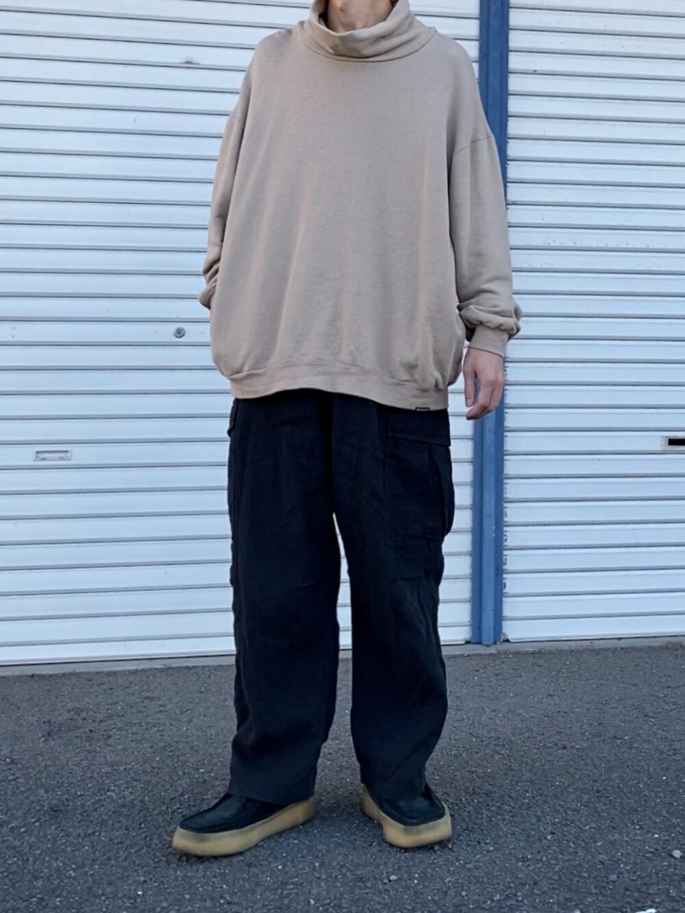 「冬のコーデ、メンズファッション、シンプルコーデ、ワイドパンツ、オーバーサイズ」｜「confectのアイテム（トップス、ベージュ系）」を使った、kazuさん（メンズ・170cm）の冬コーディネートの2枚目の写真