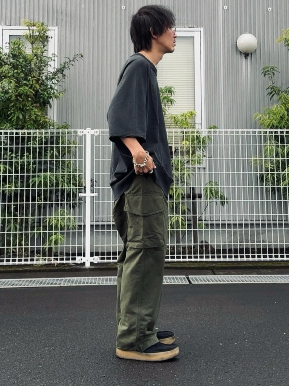 「秋コーデ、休日スタイル、今日のコーデ、クラークス、軍パン」｜「Clarksの【CLARKS/クラークス】ワラビー JS EXCLUSIVE（その他シューズ、ブラック系）」を使った、kazuさん（メンズ・170cm）の秋コーディネートの2枚目の写真