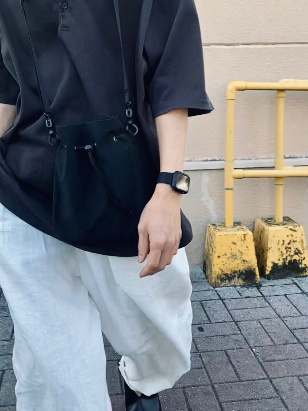 「シンプルコーデ、シンプルスタイル、ゆるコーデ、オーバーサイズ、ワイドパンツ、サンダル、ヘンリーネック、CONFECT」｜「confectのアイテム（Tシャツ/カットソー、ブラック系）」を使った、kazuさん（メンズ・170cm）の春コーディネートの3枚目の写真