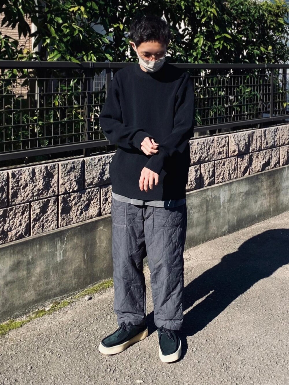 「休日コーデ、冬コーデ、今日のコーデ、シンプルスタイル、ワイドパンツ、シンプル、ネストローブ、CONFECT、ジャーナルスタンダード、クラークス」｜「Clarksの【CLARKS/クラークス】ワラビー JS EXCLUSIVE（その他シューズ、ブラック系）」を使った、kazuさん（メンズ・170cm）の冬コーディネートの4枚目の写真