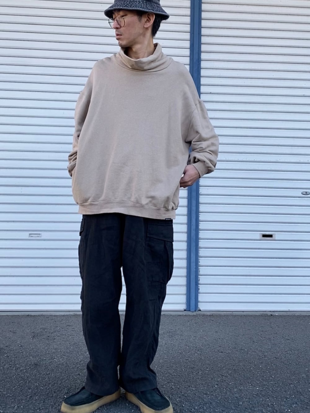 「冬のコーデ、メンズファッション、シンプルコーデ、ワイドパンツ、オーバーサイズ」｜「confectのアイテム（トップス、ベージュ系）」を使った、kazuさん（メンズ・170cm）の冬コーディネートの4枚目の写真