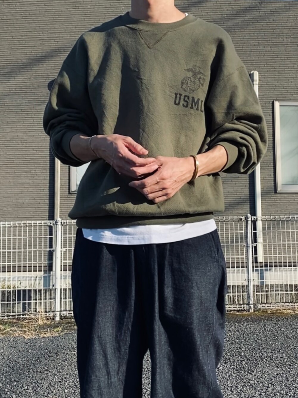 「秋服コーデ、メンズコーデ、シンプルスタイル、ミリタリー、スエット、デニム、ジャーマントレーナー」｜「confectのアイテム（パンツ、ブルー系）」を使った、kazuさん（メンズ・170cm）の秋コーディネートの4枚目の写真