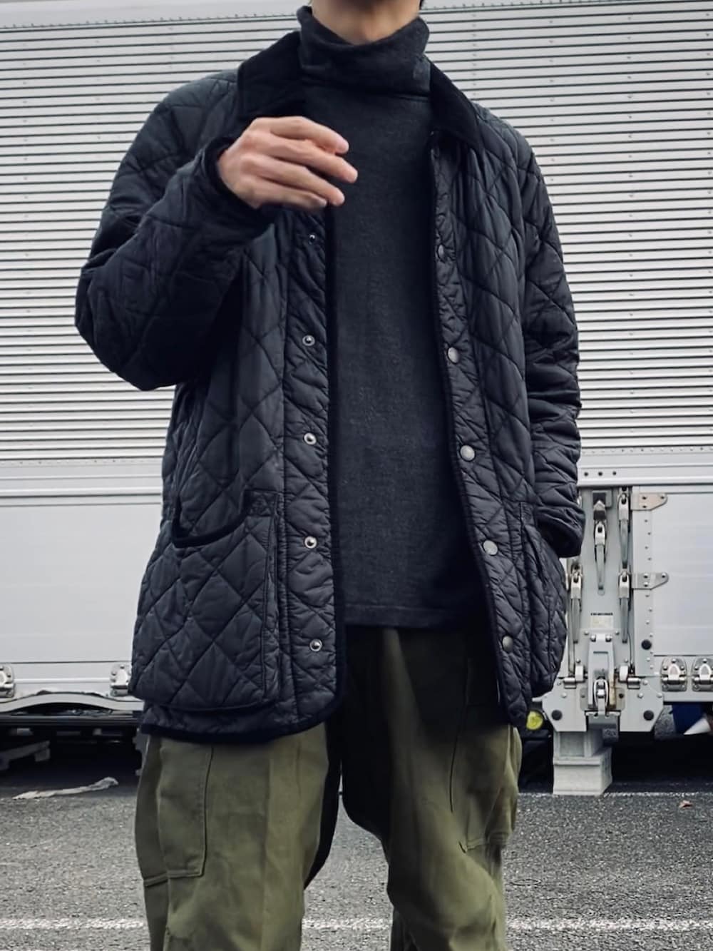 ブラック系のその他シューズ、グリーン系のカーゴパンツ、グレー系のトップスを着用したメンズの冬コーディネートの2枚目の写真