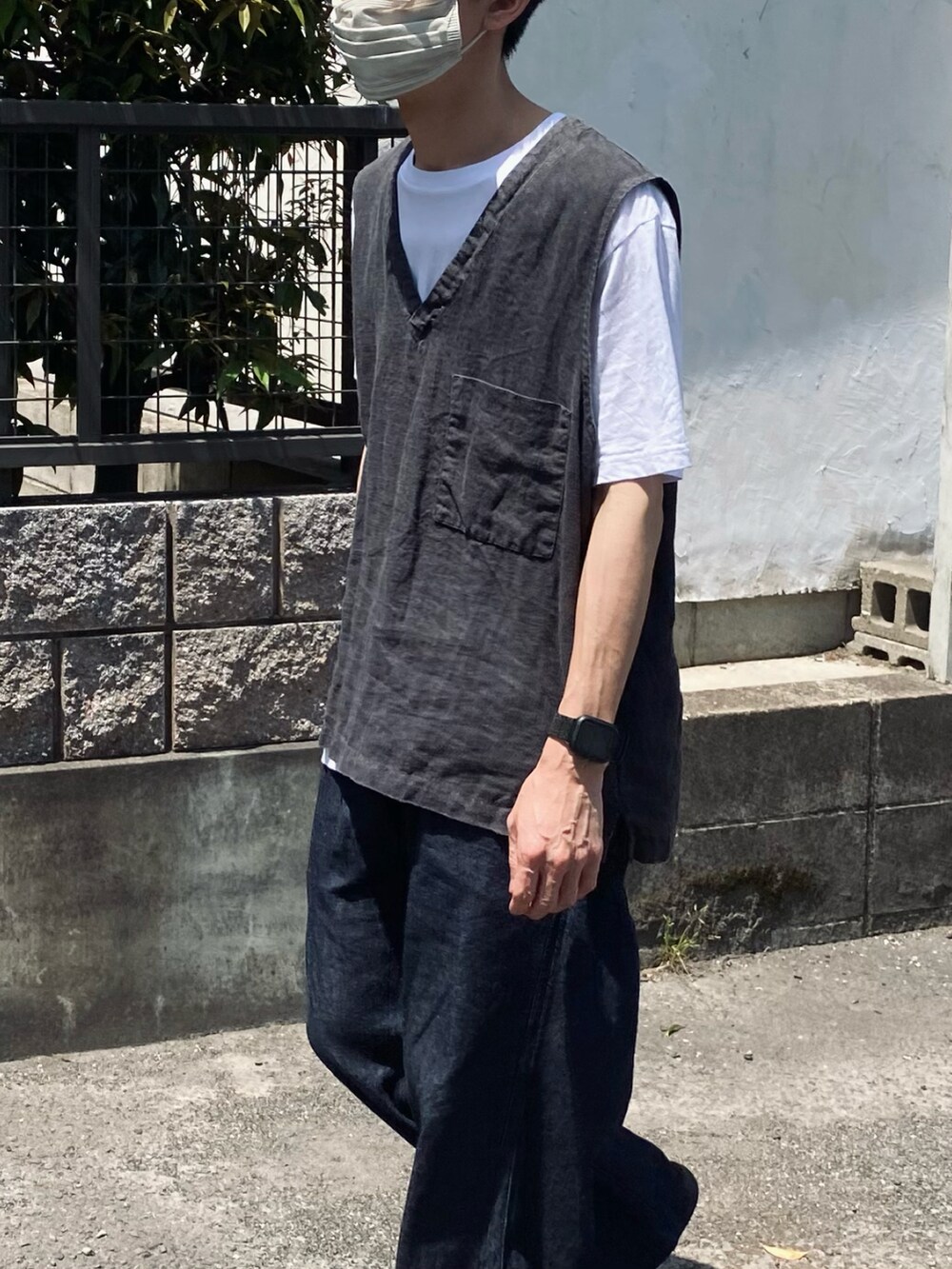 「シンプルスタイル、ワイドパンツ、夏コーデ、Tシャツ、ベスト、サンダル、CONFECT」｜「confectのアイテム（パンツ、ブルー系）」を使った、kazuさん（メンズ・170cm）の春コーディネートの2枚目の写真
