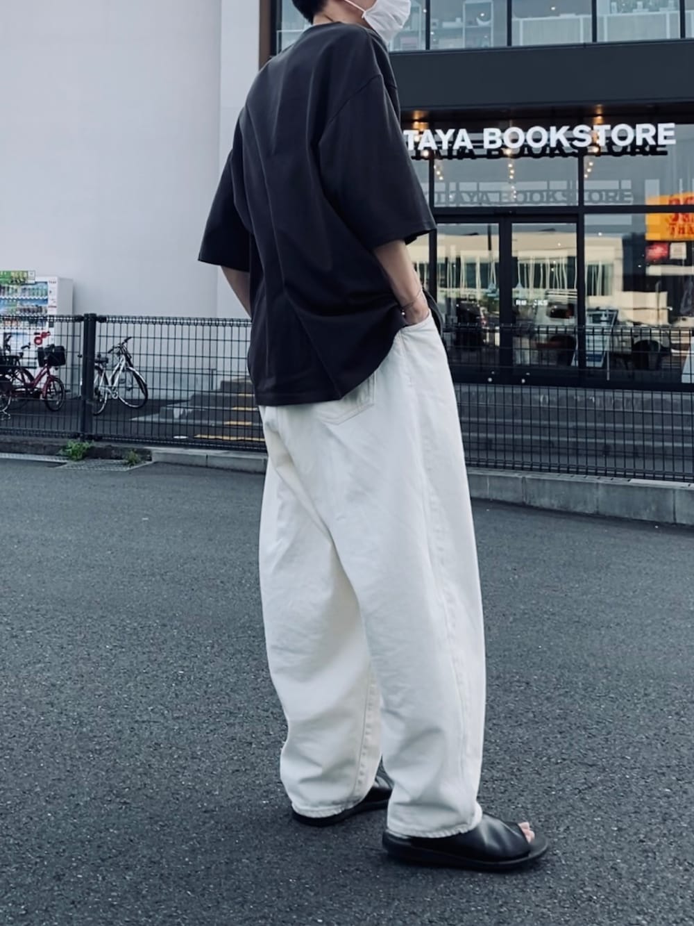 「カジュアルコーデ、今日のコーデ、シンプル、オトナカジュアル、ヘンリーネック、ホワイトパンツ、サンダル、ジャーナルスタンダード、CONFECT」｜「confectのアイテム（Tシャツ/カットソー、ブラック系）」を使った、kazuさん（メンズ・170cm）の夏コーディネートの2枚目の写真