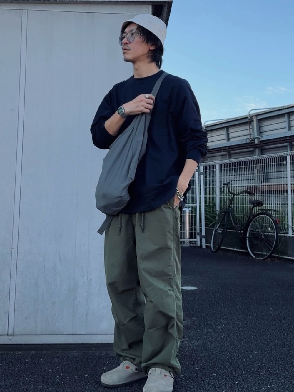 「休日スタイル、BEAMS、ビルケンシュトック、カジュアルコーデ、オトナカジュアル、休日コーデ、着回しコーデ」｜「BIRKENSTOCKのBIRKENSTOCK/ビルケンシュトック/Boston（サンダル、ベージュ系）」を使った、kazuさん（メンズ・170cm）の秋コーディネートの3枚目の写真