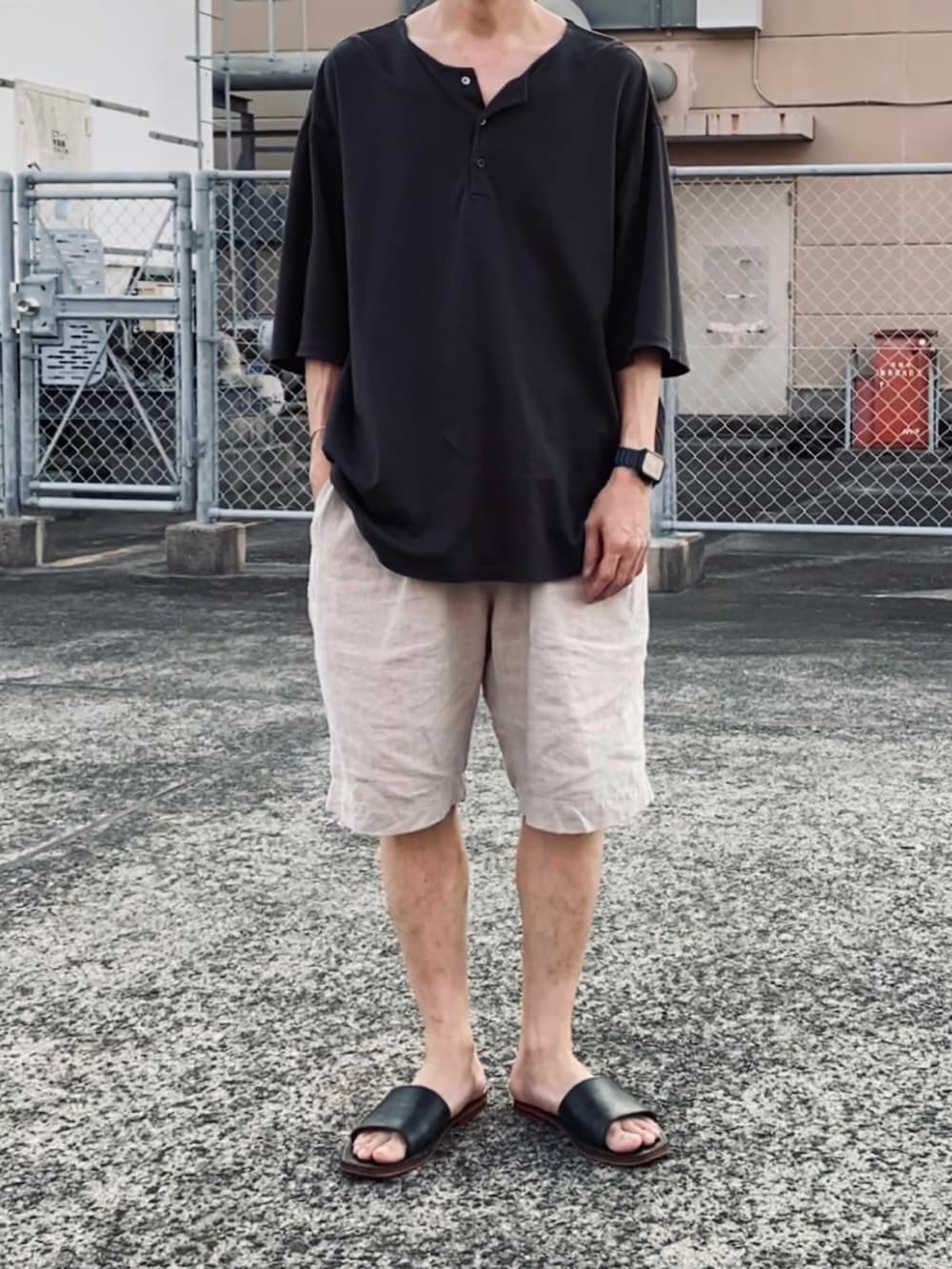 「今日のコーデ、休日スタイル、シンプル、ビッグシルエット、ヘンリーネック、サンダル、ハーフパンツ、リネン、CONFECT」｜「confectのアイテム（Tシャツ/カットソー、ブラック系）」を使った、kazuさん（メンズ・170cm）の秋コーディネートの2枚目の写真