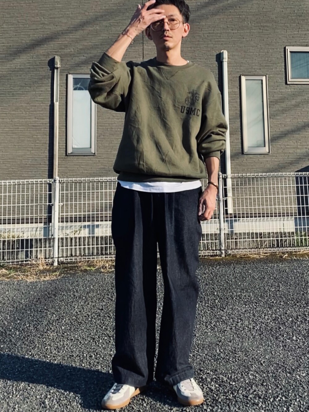 「秋服コーデ、メンズコーデ、シンプルスタイル、ミリタリー、スエット、デニム、ジャーマントレーナー」｜「confectのアイテム（パンツ、ブルー系）」を使った、kazuさん（メンズ・170cm）の秋コーディネートの5枚目の写真