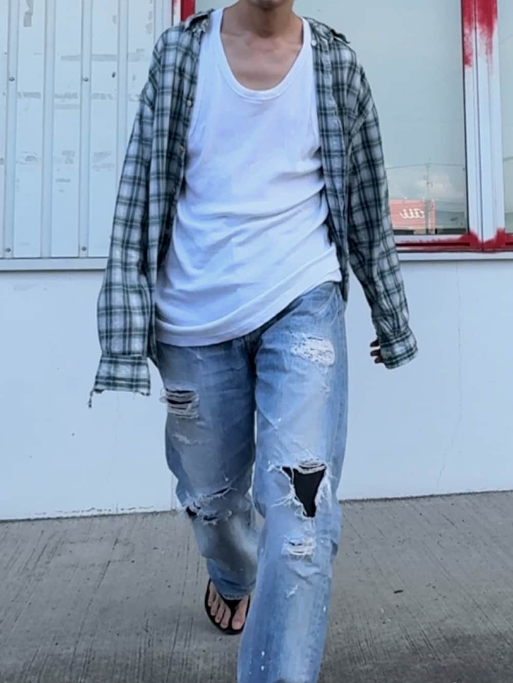 ブルー系のデニムパンツを着用したメンズの夏コーディネートの2枚目の写真