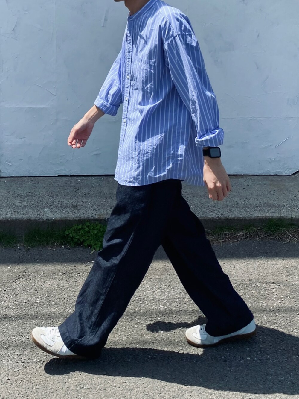 「休日コーデ、シンプル、オトナカジュアル、ワイドパンツ、ストライプシャツ、デニムパンツ、ジャーマントレーナー」｜「confectのアイテム（パンツ、ブルー系）」を使った、kazuさん（メンズ・170cm）の春コーディネートの3枚目の写真