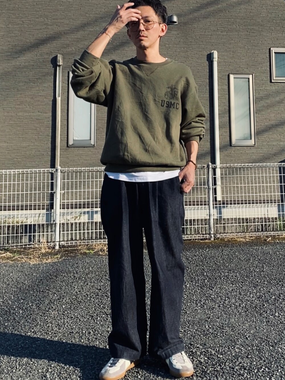 「秋服コーデ、メンズコーデ、シンプルスタイル、ミリタリー、スエット、デニム、ジャーマントレーナー」｜「confectのアイテム（パンツ、ブルー系）」を使った、kazuさん（メンズ・170cm）の秋コーディネートの3枚目の写真