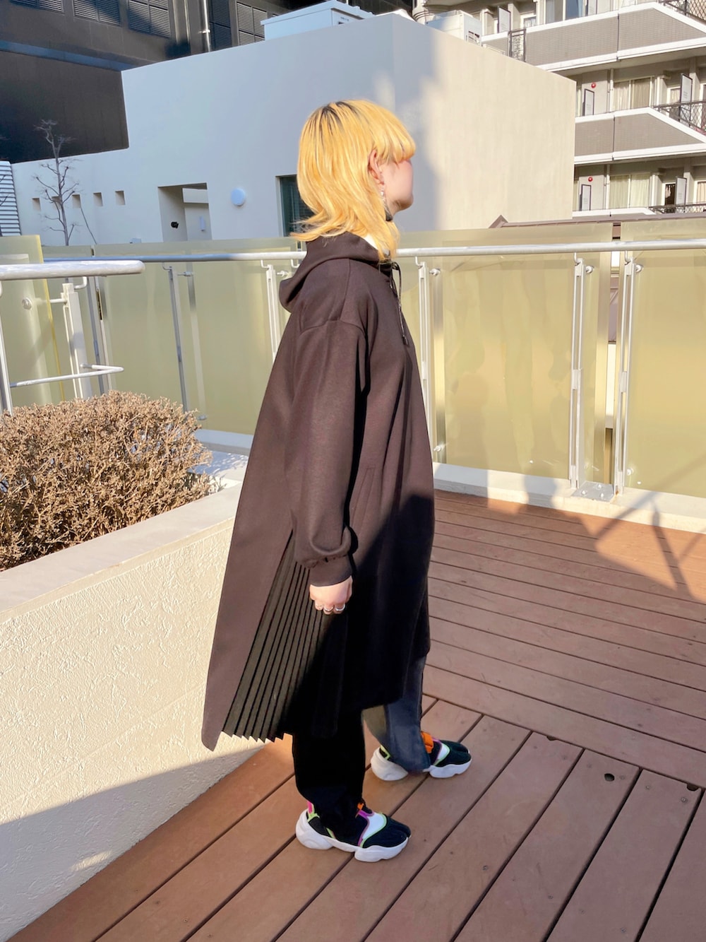 ブラック系のワンピース、グレー系のその他パンツ、ブラック系のスニーカーを着用したレディースの冬コーディネートの2枚目の写真