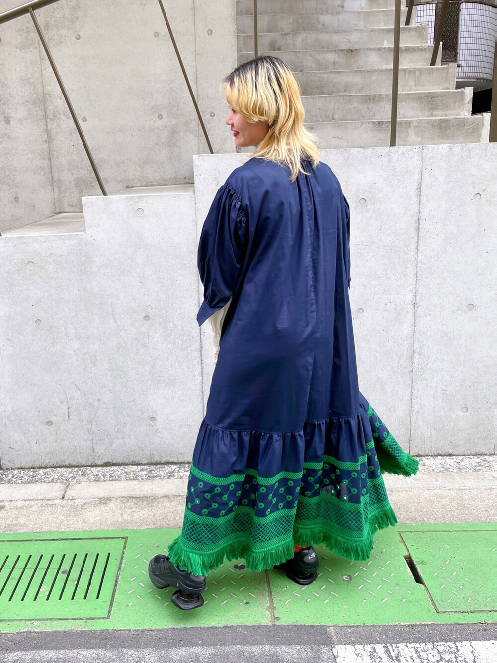 ブルー系のドレス、ブラック系のスニーカー、その他のその他を着用したレディースの春コーディネートの2枚目の写真