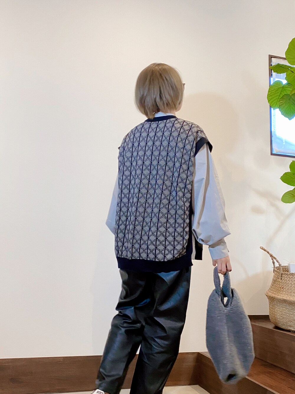 ブラック系のその他パンツ、ホワイト系のハンドバッグ、グレー系のシャツ/ブラウスを着用したレディースの秋コーディネートの2枚目の写真