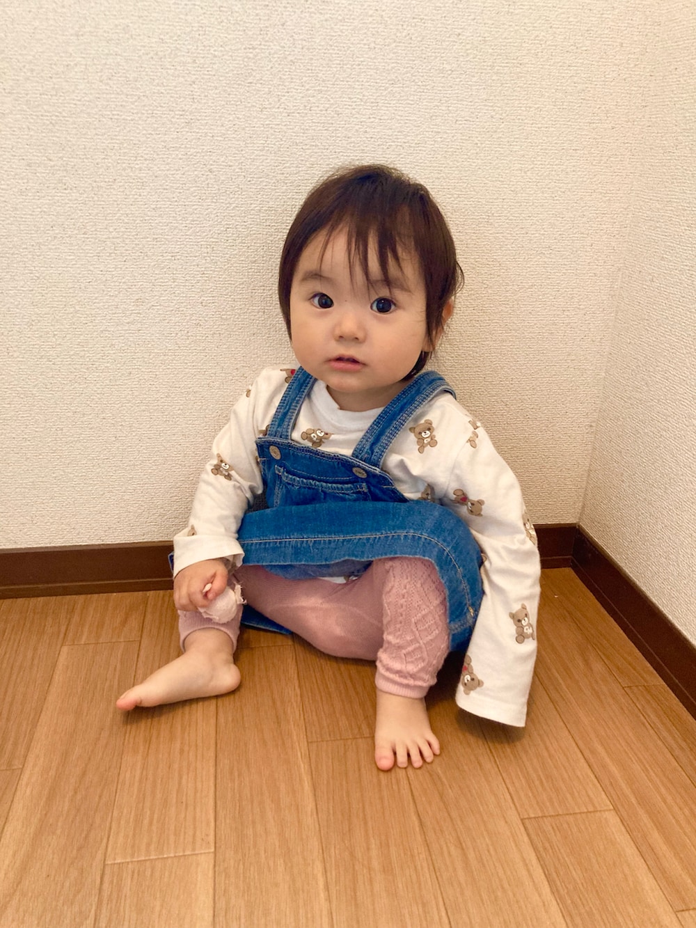 ホワイト系のトップス、ブルー系のジャンパースカート、ピンク系のレギンス/スパッツを着用したキッズの春コーディネートの2枚目の写真