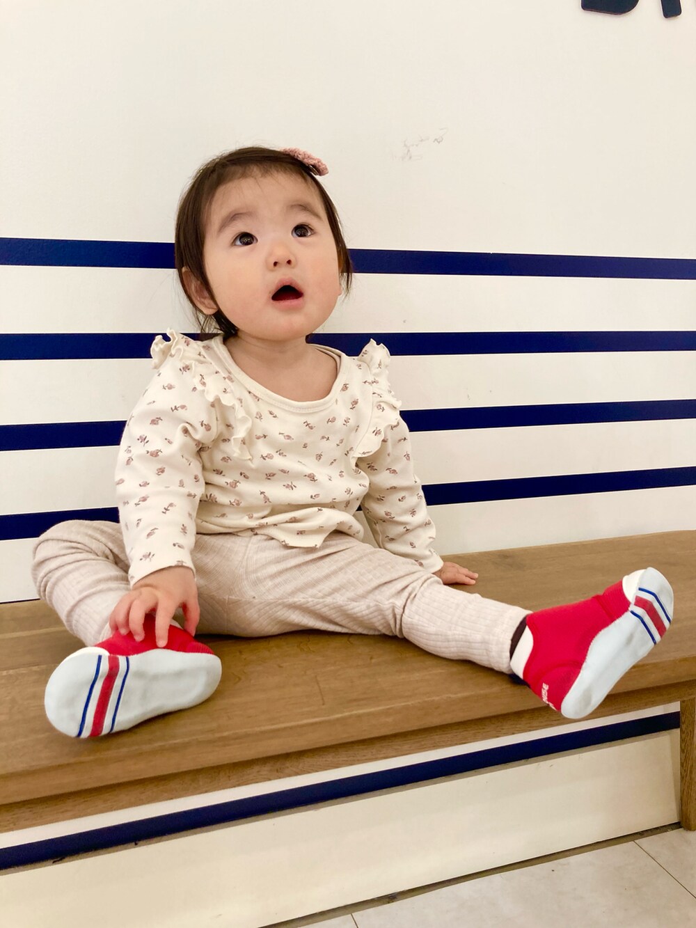 「キッズコーデ、キッズファッション、休日スタイル、女の子、はるコーデ、赤ちゃんコーデ、1歳3ヶ月」｜「MIKI HOUSEのミキハウス　セカンドベビーシューズ（スニーカー、レッド系）」を使った、ヒナさん（キッズ・80cm）の春コーディネートの2枚目の写真