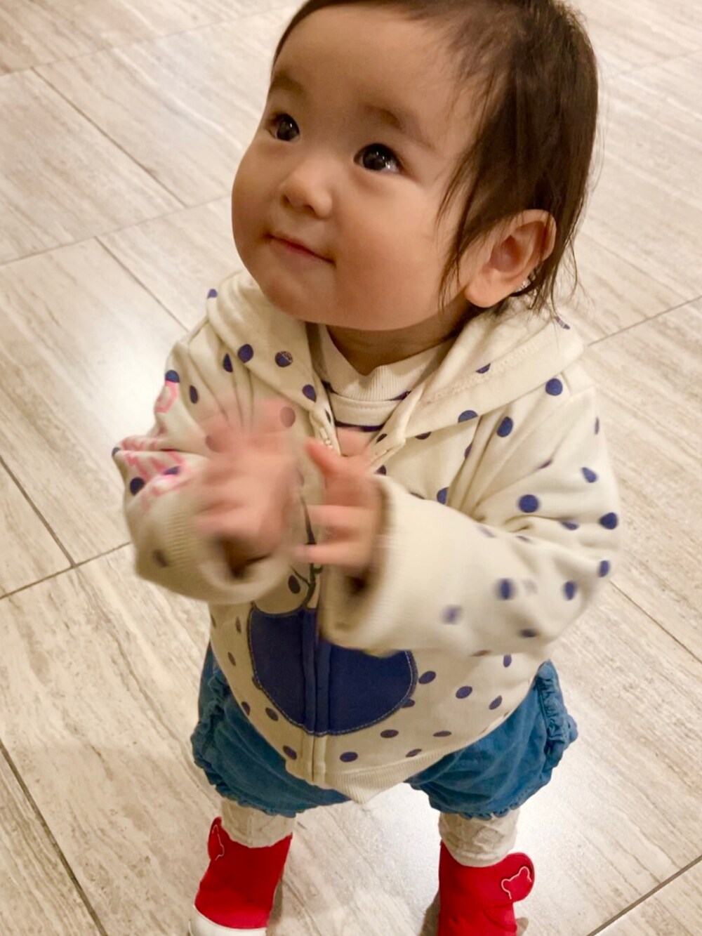 「キッズファッション、休日スタイル、女の子、キッズコーデ、はるコーデ、赤ちゃんコーデ、1歳3カ月」｜「GAPのBabygap | Disney ミニーマウス パーカー（パーカー、ホワイト系）」を使った、ヒナさん（キッズ・80cm）の春コーディネートの3枚目の写真