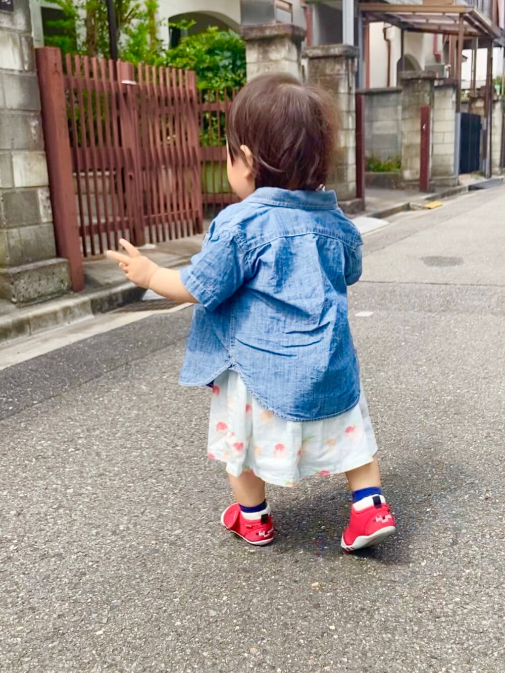 ブルー系のワンピース、ブルー系のシャツ/ブラウス、レッド系のスニーカーを着用したキッズの春コーディネートの3枚目の写真