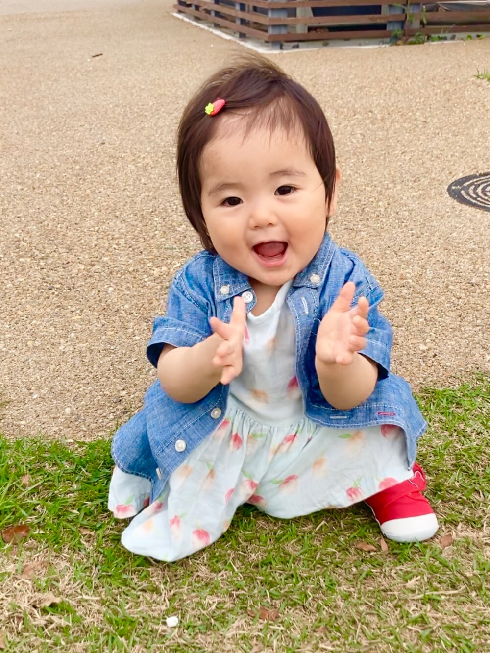 ブルー系のワンピース、ブルー系のシャツ/ブラウス、レッド系のスニーカーを着用したキッズの春コーディネートの2枚目の写真