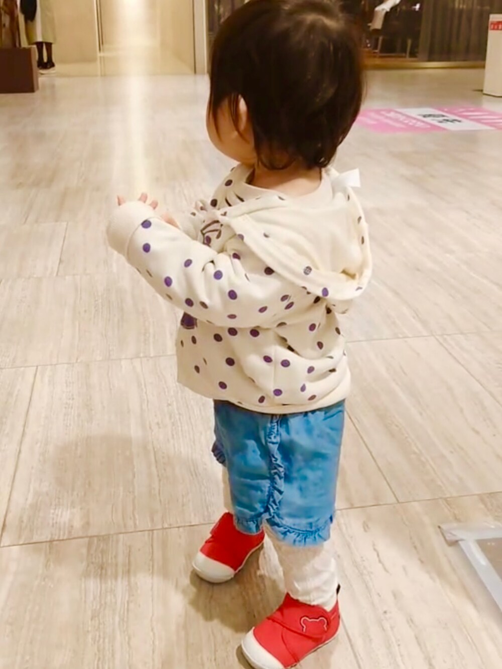 「キッズファッション、休日スタイル、女の子、キッズコーデ、はるコーデ、赤ちゃんコーデ、1歳3カ月」｜「GAPのBabygap | Disney ミニーマウス パーカー（パーカー、ホワイト系）」を使った、ヒナさん（キッズ・80cm）の春コーディネートの2枚目の写真