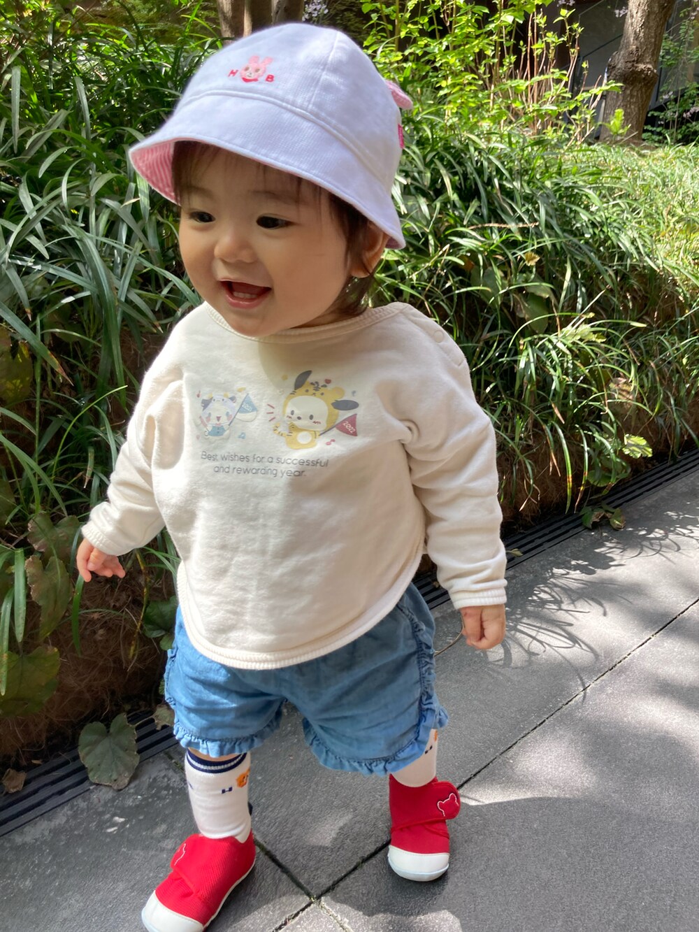 イエロー系のTシャツ/カットソー、ブルー系のデニムパンツ、レッド系のスニーカーを着用したキッズの春コーディネートの2枚目の写真