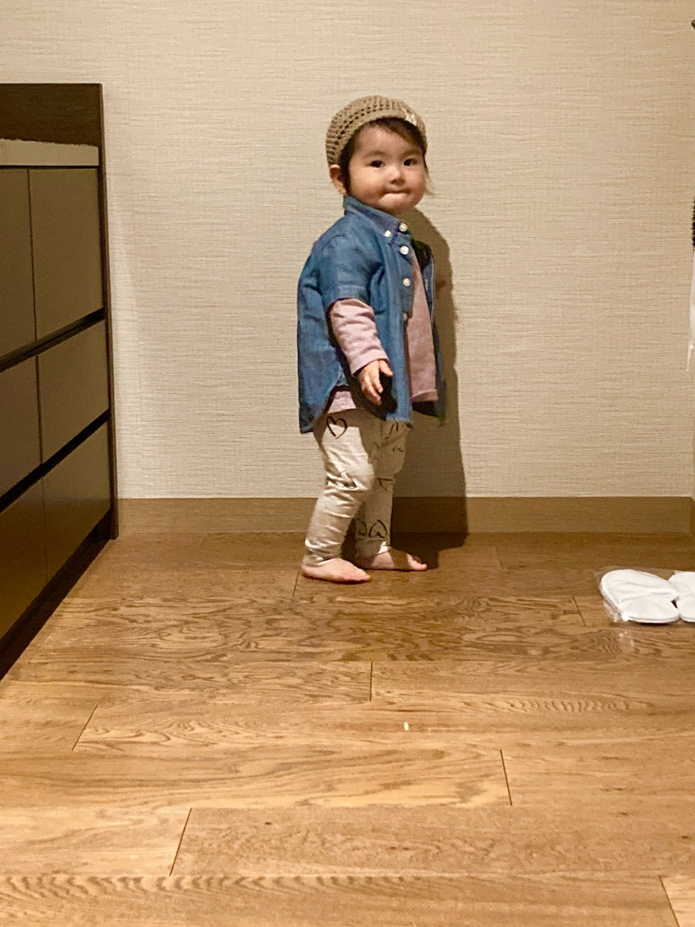 「キッズコーデ、キッズファッション、休日スタイル、女の子、はるコーデ、赤ちゃんコーデ、1歳3ヶ月」｜「西松屋のアイテム（デニムジャケット、ブルー系）」を使った、ヒナさん（キッズ・80cm）の春コーディネートの2枚目の写真