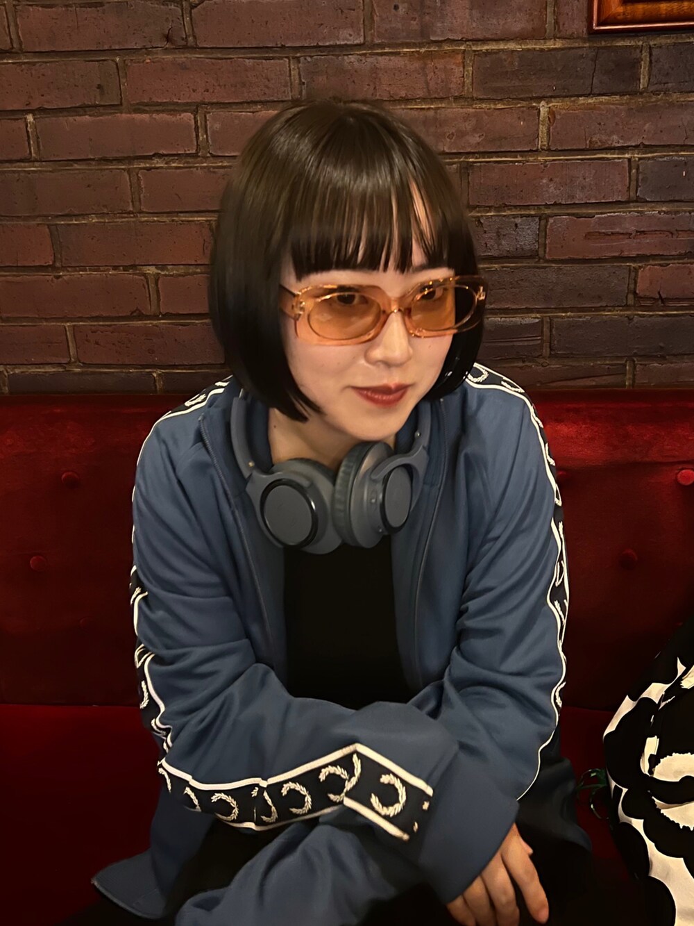 ブラック系のサンダル、ブラック系のトートバッグ、ブラック系のスカートを着用したレディースの春コーディネートの2枚目の写真