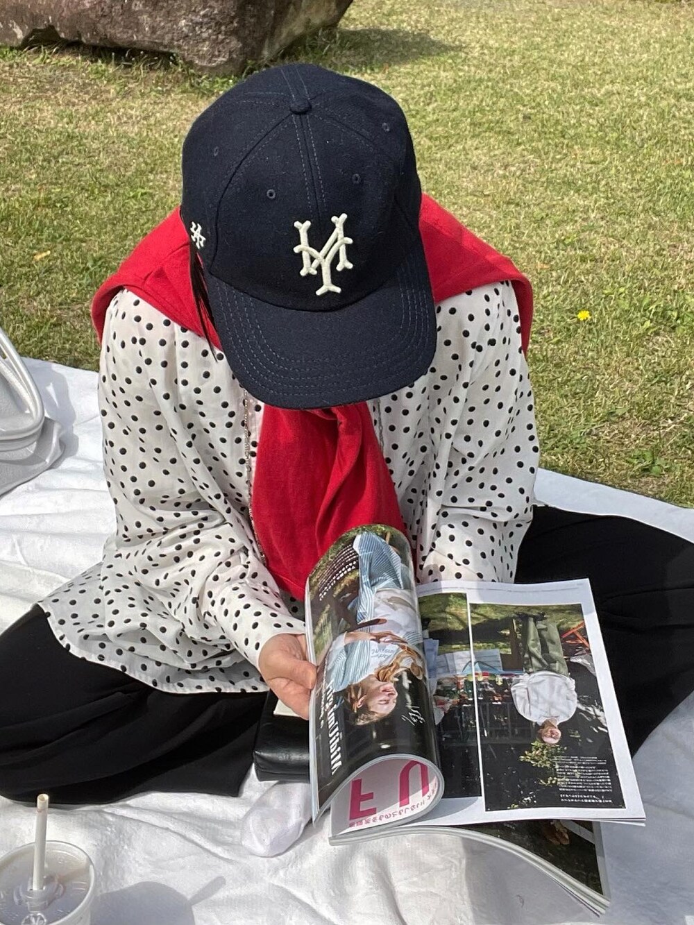 ブラック系のスラックス、ブラック系のサンダル、レッド系のカーディガン/ボレロを着用したレディースの春コーディネートの2枚目の写真