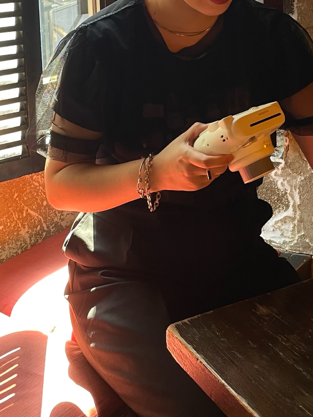 ブラック系のTシャツ/カットソー、ブラック系のハンドバッグ、グレー系のスラックスを着用したレディースの夏コーディネートの2枚目の写真