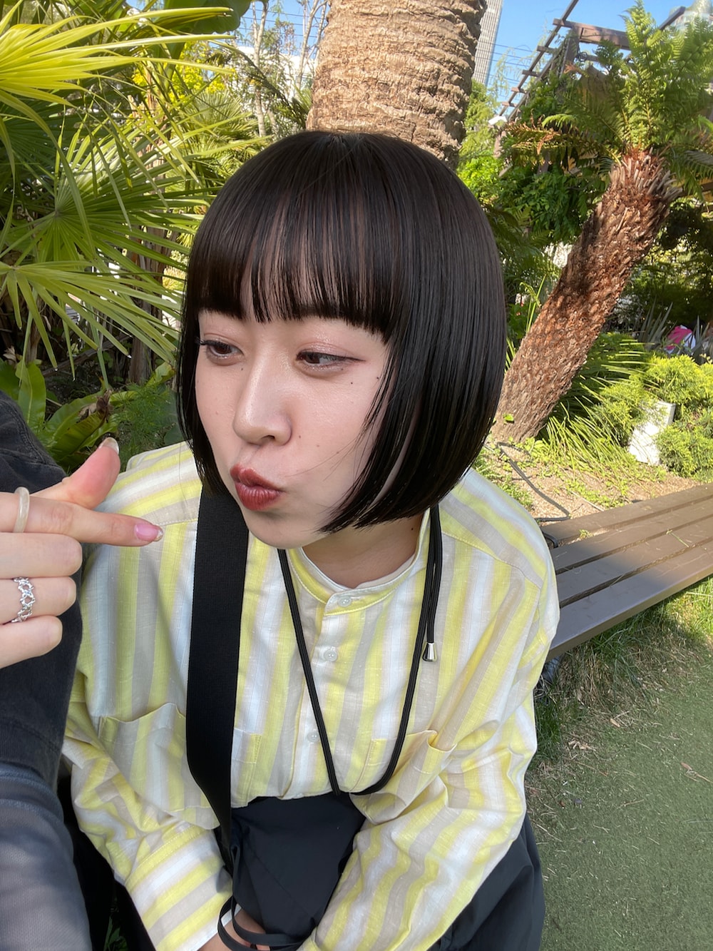 ホワイト系のスニーカー、ホワイト系のバッグ、レッド系のソックス/靴下を着用したレディースの春コーディネートの2枚目の写真