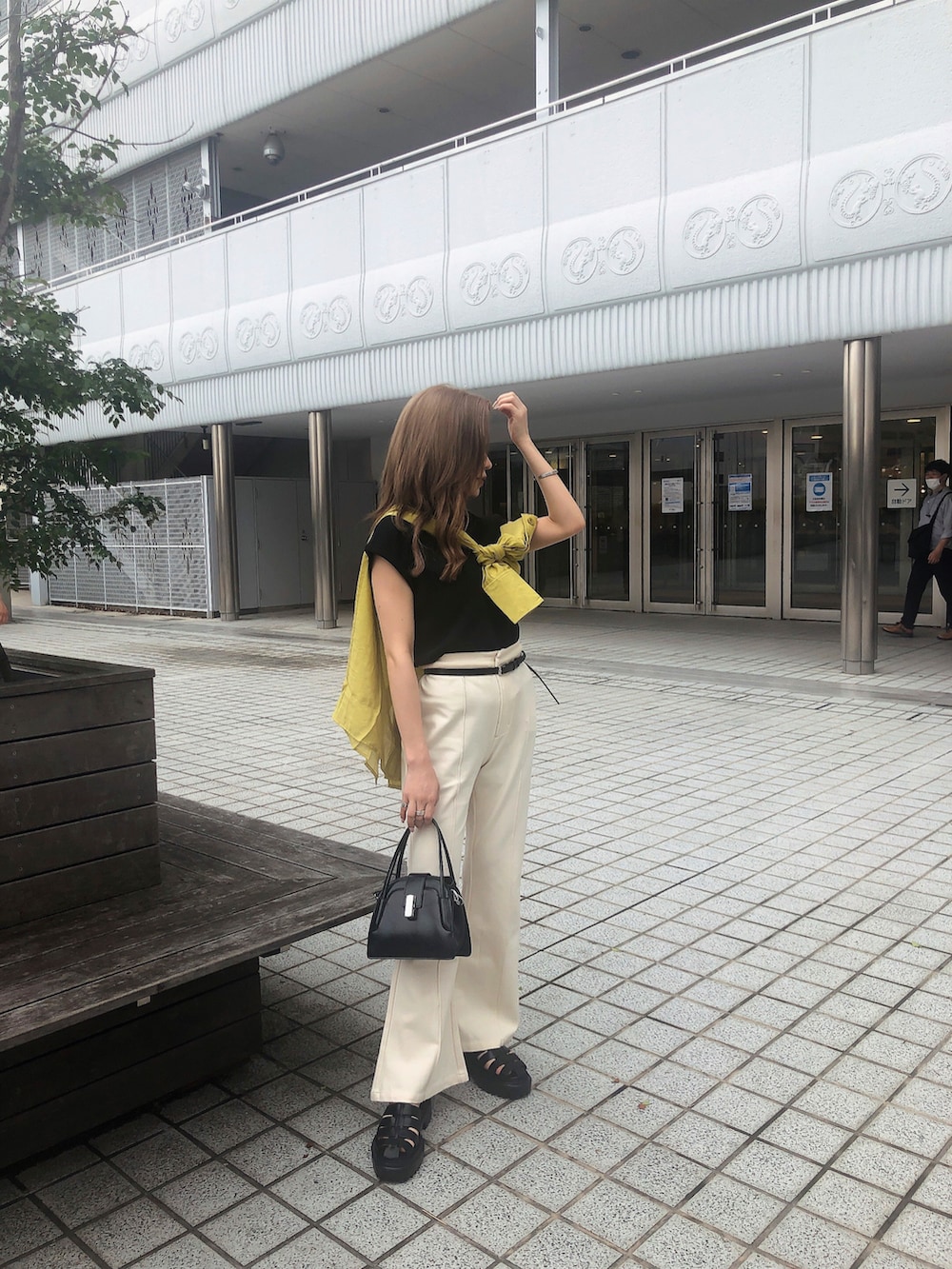 ブラック系のTシャツ/カットソー、ホワイト系のスラックス、イエロー系のシャツ/ブラウスを着用したレディースの夏コーディネートの2枚目の写真