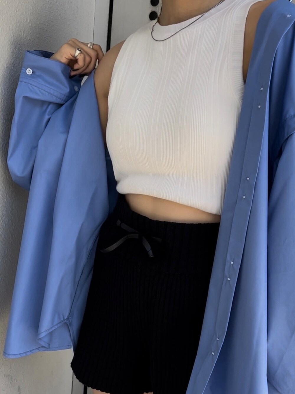 ブルー系のシャツ/ブラウス、ブラック系のブーツ、ブラック系のその他パンツを着用したレディースの夏コーディネートの3枚目の写真