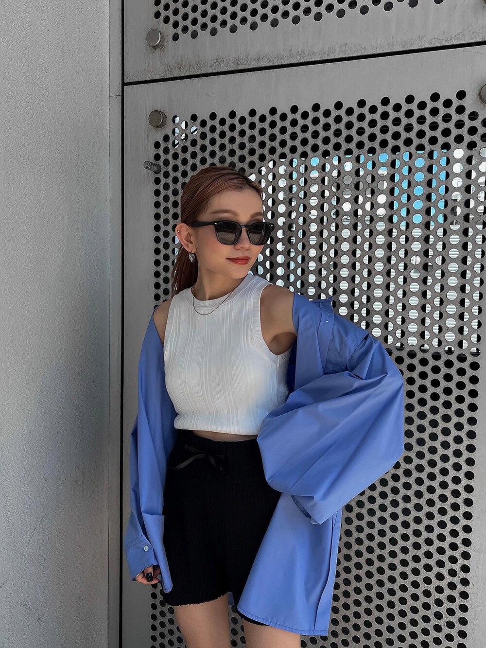 ブルー系のシャツ/ブラウス、ブラック系のブーツ、ブラック系のその他パンツを着用したレディースの夏コーディネートの4枚目の写真