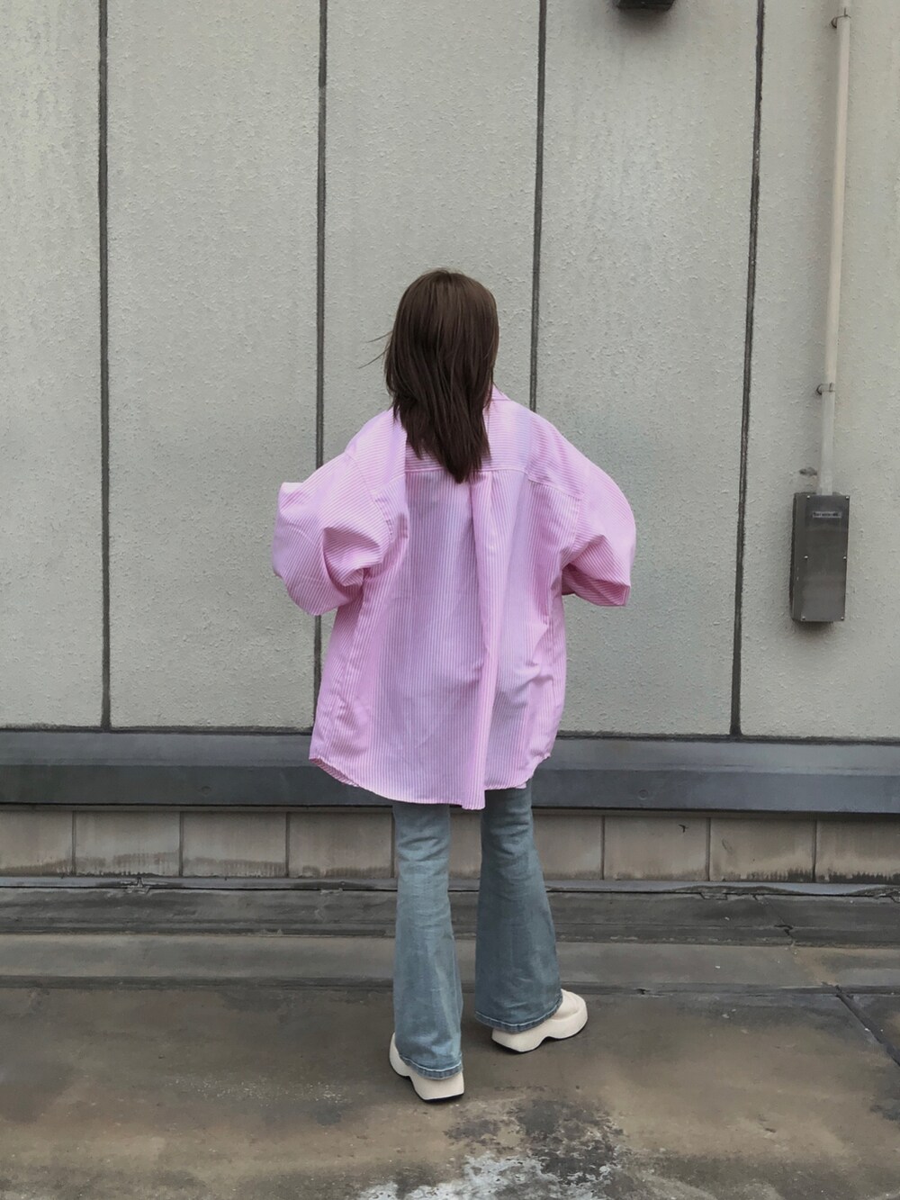 ピンク系のシャツ/ブラウス、ブラック系のキャミソール、ホワイト系のサンダルを着用したレディースの夏コーディネートの2枚目の写真