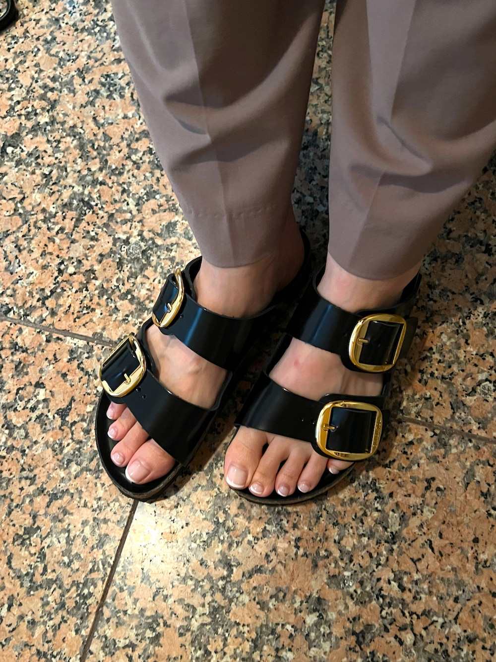 ブルー系のトップス、ベージュ系のパンツ、ブラック系のシューズを着用したレディースの夏コーディネートの2枚目の写真