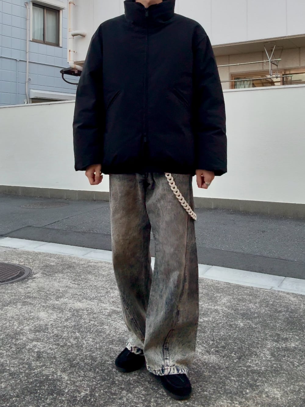 「カジュアルコーデ、WYM、WYM LIDNM、GU、LIDnM、LIDNM、ダウンジャケット、デニム、フレアデニム、ウォレットチェーン、チロリアンシューズ」｜「WYM LIDNMの【WYM LIDNM】LIGHT WEIGHT HEAT FIBER DOWN（ダウンジャケット/コート、ブラック系）」を使った、ともきさん（メンズ・172cm）の冬コーディネートの2枚目の写真