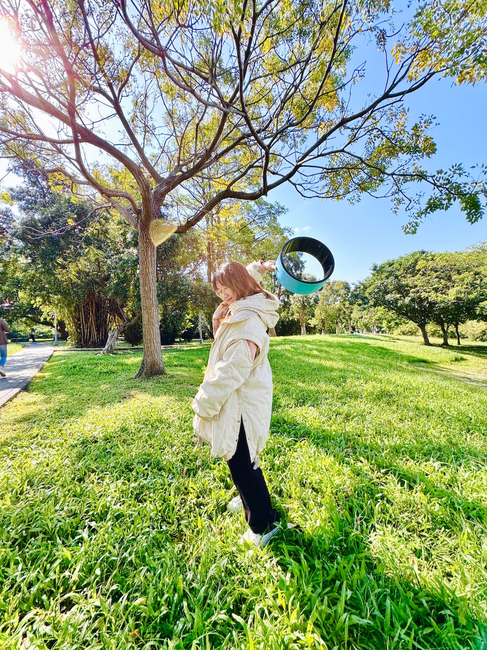 ブラック系のチノパンツ、ベージュ系のジャケット/アウター、ホワイト系のスニーカーを着用したレディースの秋コーディネートの2枚目の写真