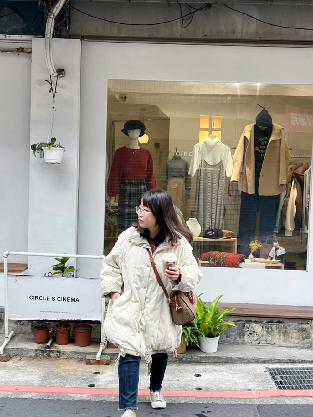 ベージュ系のボストンバッグ、ベージュ系のジャケット/アウター、ベージュ系のスリッポンを着用したレディースの冬コーディネートの2枚目の写真