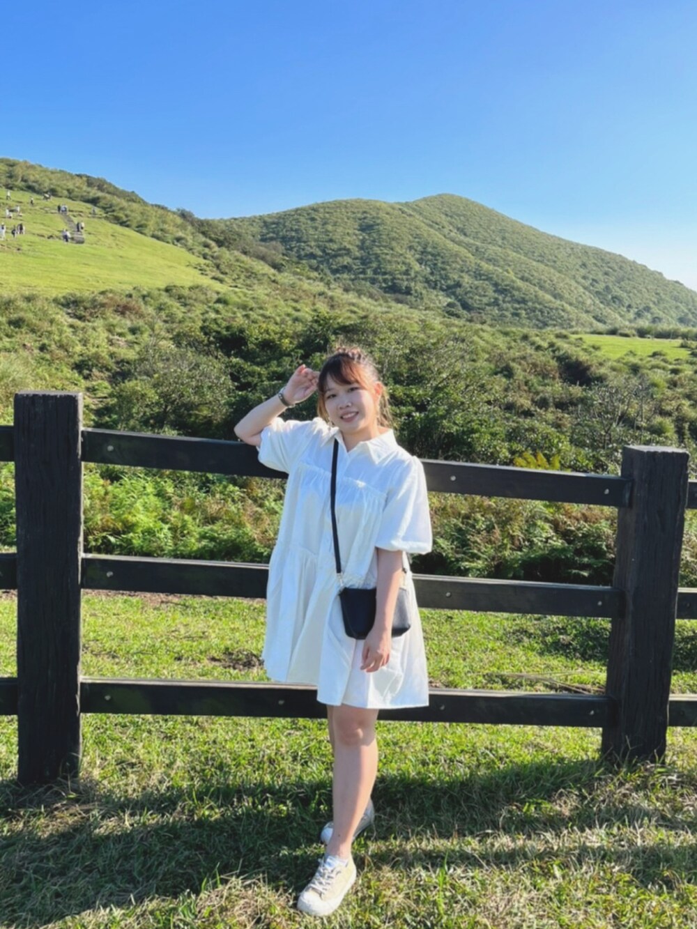 ホワイト系のワンピースを着用したレディースの秋コーディネートの2枚目の写真