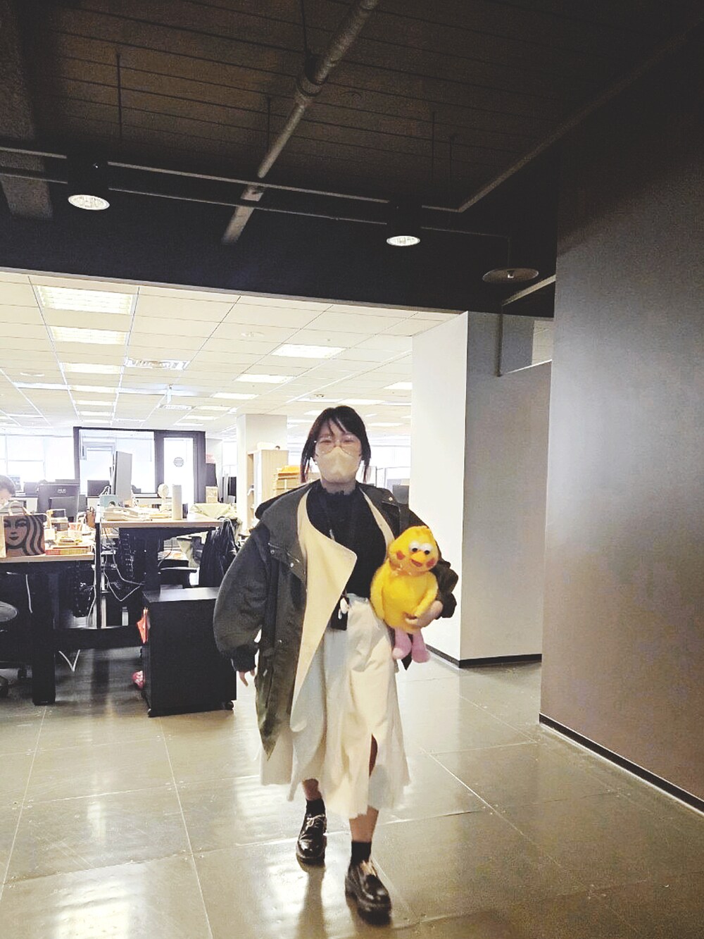 ホワイト系のジャケット/アウター、グリーン系のマウンテンパーカー、ブラック系のドレスシューズを着用したレディースの春コーディネートの3枚目の写真