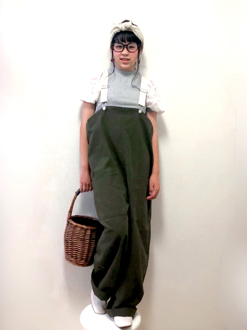 「休日コーデ、休日スタイル、サロペット、オーバーオール、かごバッグ、中学生、ボリューム袖」｜「BRANSHESの袖シフォンジャガードTシャツ（Tシャツ/カットソー、グレー系）」を使った、りちゅ♡♡さん（キッズ・147cm）の夏コーディネートの2枚目の写真