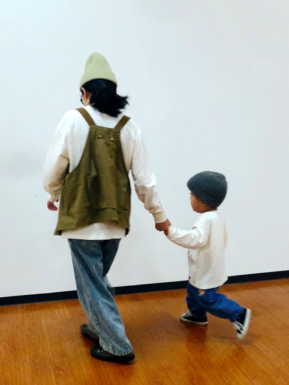 ベージュ系のベスト、ホワイト系のTシャツ/カットソー、ブルー系のデニムパンツを着用したキッズの秋コーディネートの3枚目の写真