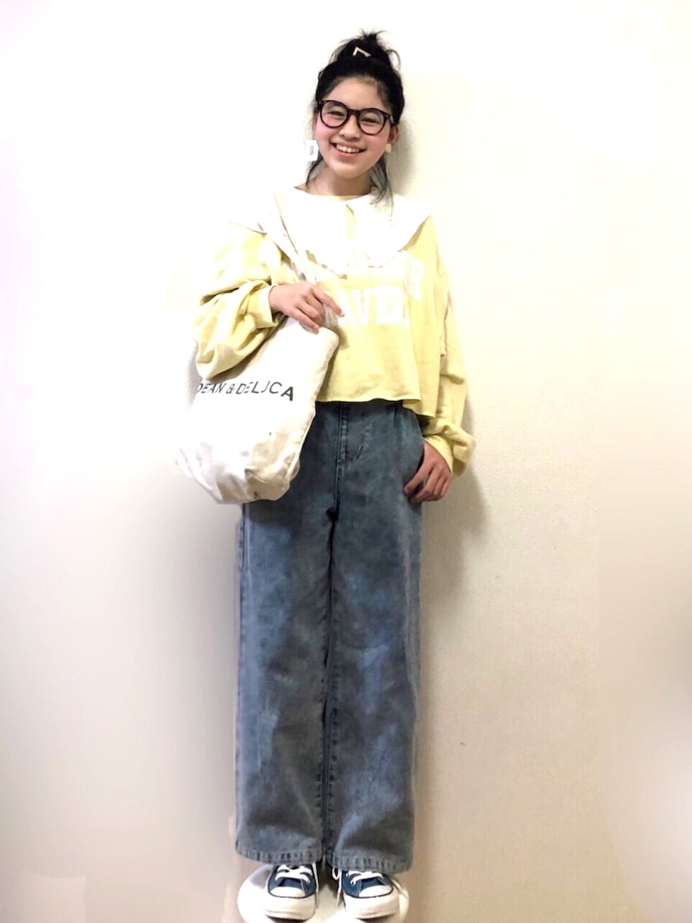 「春服デビュー宣言、春服みてみて、カジュアルコーデ、春コーデ、ロゴスウェット、レモンイエロー、ビッグカラー、トートバッグ、ワイドデニム、デニムパンツ、小学生、コンバース、淡色コーデ」｜「Birthdayのアイテム（デニムパンツ、ブルー系）」を使った、りちゅ♡♡さん（キッズ・145cm）の春コーディネートの3枚目の写真