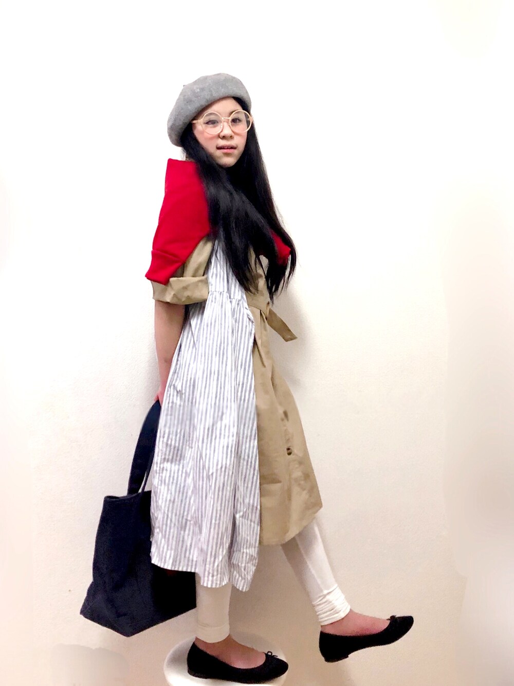 「ワンピース、ストライプ、肩がけ、hokkoriko、レギンス、ベレー帽、めがね、ootd、おしゃれさんと繋がりたい、肩掛けカーデ、シャツスタイル」|「ikkaの【キッズ】トレンチシャツワンピース(120~160cm)(シャツワンピース、ベージュ系)」を使った、りちゅ♡♡さん(キッズ・142cm)の春コーディネートの2枚目の写真