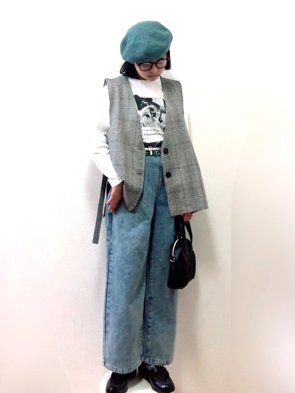 「秋服準備始めました、チェック、ベスト、イヤーカフ、デニムパンツ、ローファー、めがね、ベレー帽、ロンT、ハイウエスト、カジュアルコーデ、チェッカーず2022、プチプラ、デニム」|「BRANSHESの【プチプラ/ 綿100%】アソートTシャツ(Tシャツ/カットソー、ホワイト系)」を使った、りちゅ♡♡さん(キッズ・145cm)の秋コーディネートの2枚目の写真