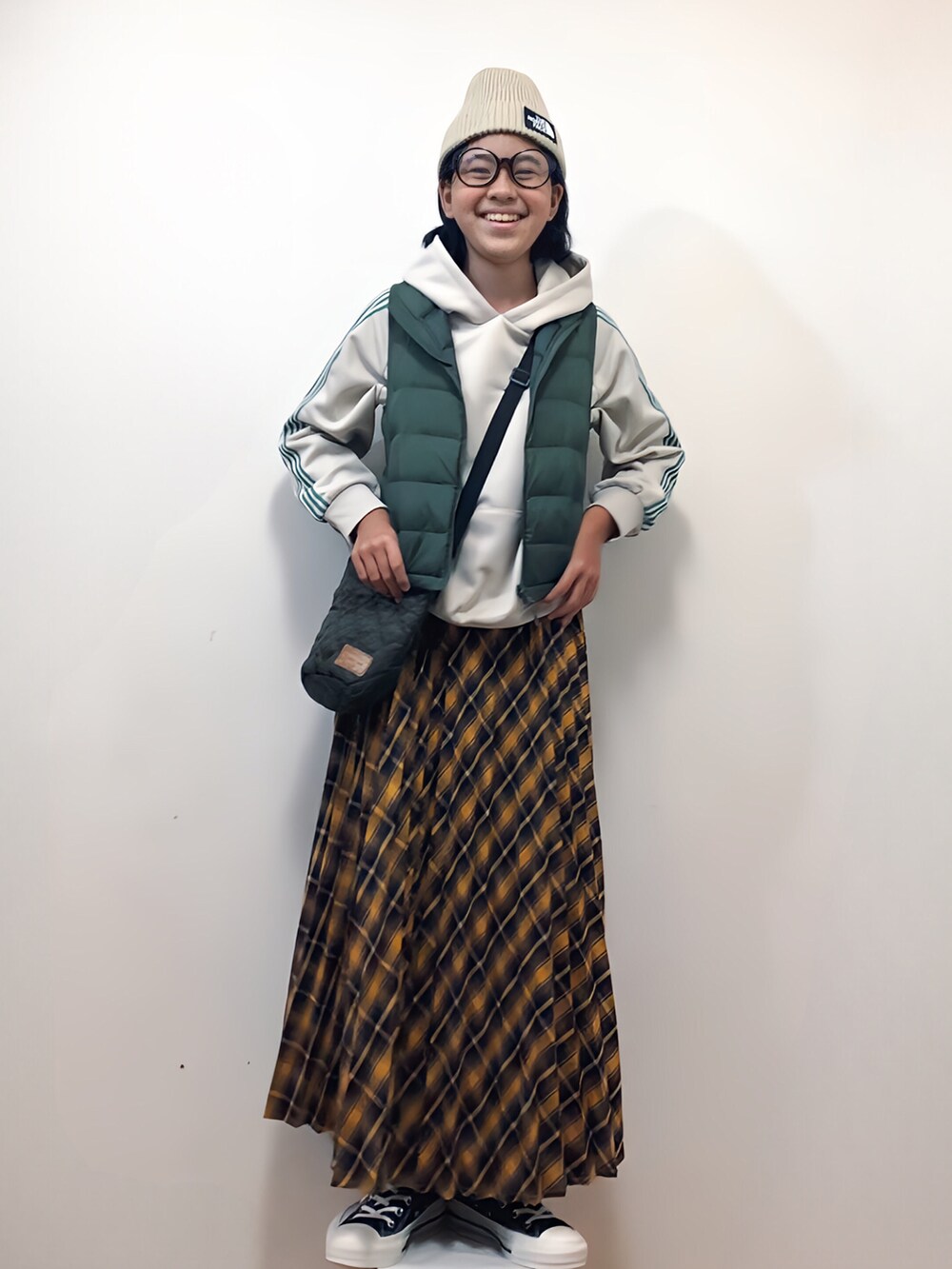 ホワイト系のその他アウター、イエロー系のスカート、ベージュ系のスニーカーを着用したキッズの秋コーディネートの2枚目の写真